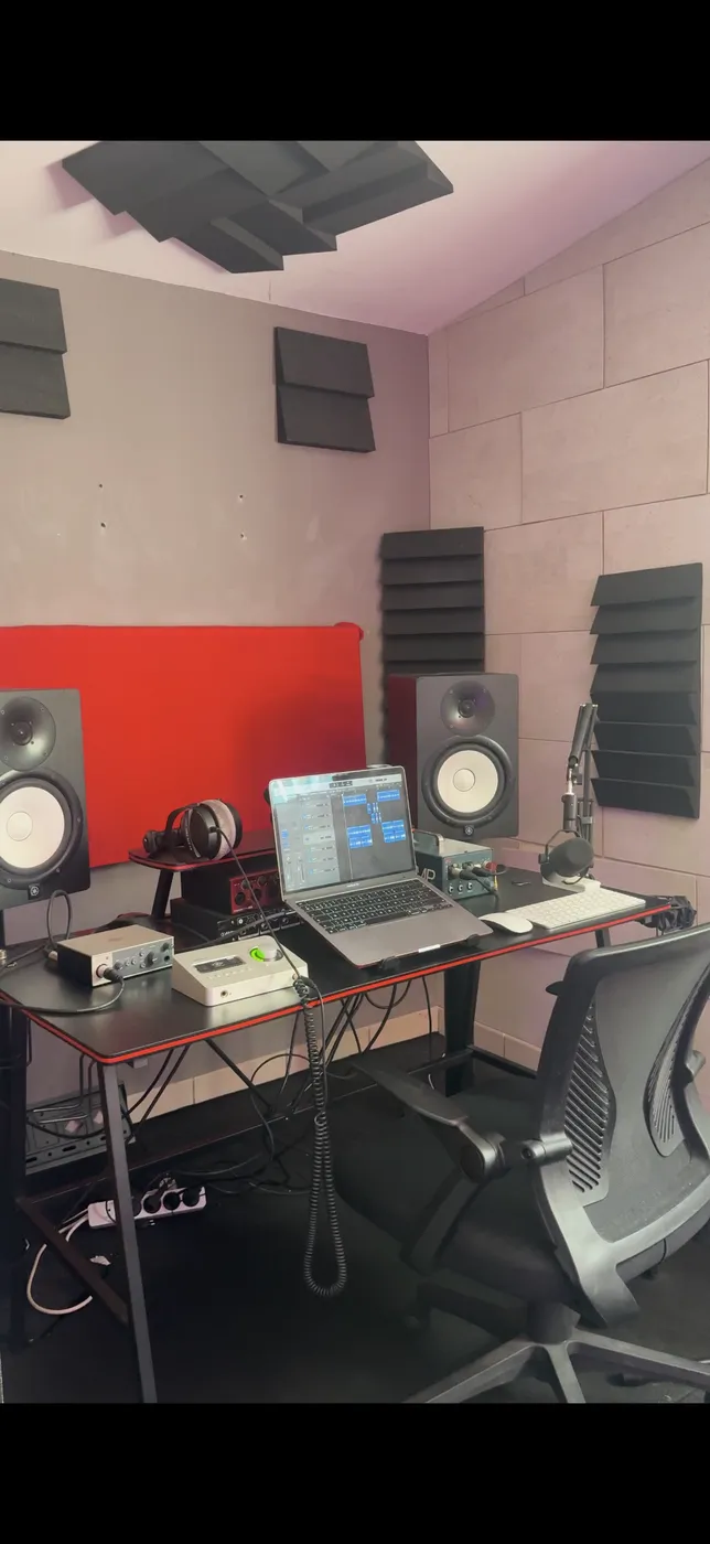 Régie du studio Le Bloc — moniteurs et interface audio